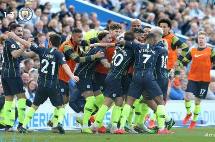 Para pemain Manchester City merayakan gol yang dicetak ke gawang Brighton & Hove Albion dalam laga Liga Inggris di Stadion Amex, Minggu (12/5/2019).