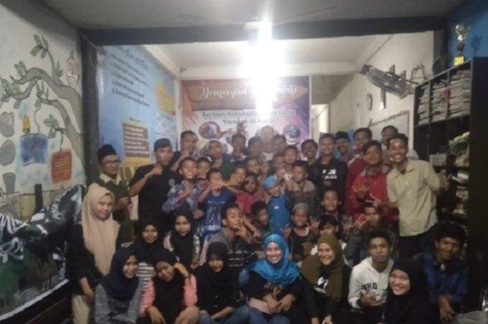 Wadah suporter PSMS Medan dari ordo PSMS Fan Club melakukan aksi berbagi bersama di Panti Asuhan.