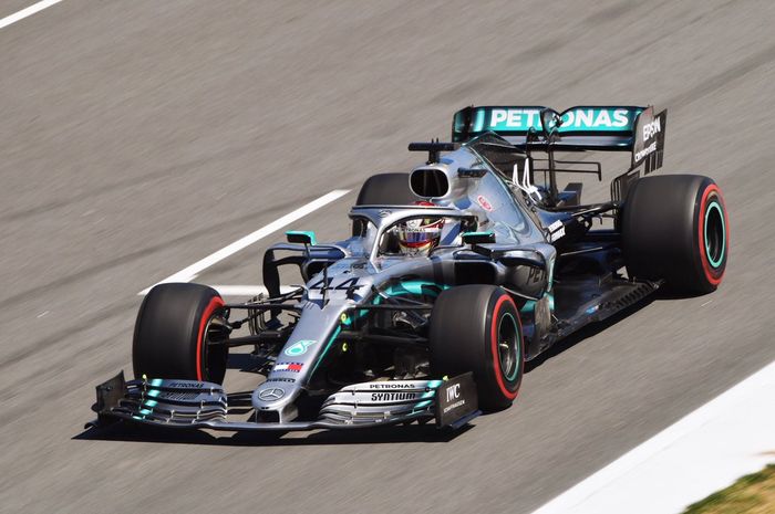 Aksi Lewis Hamilton (Mercedes) saat tampil dalam sesi balapan F1 GP Spanyol 2019 yang digelar pada Minggu (12/5/2019)