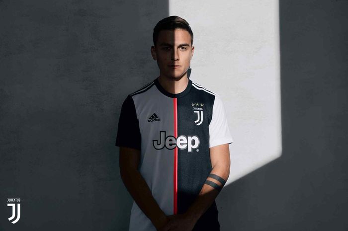 Penyerang Juventus, Paulo Dybala, memamerkan jersey anyar Si Nyonya Tua pada Minggu (12/5/2019).