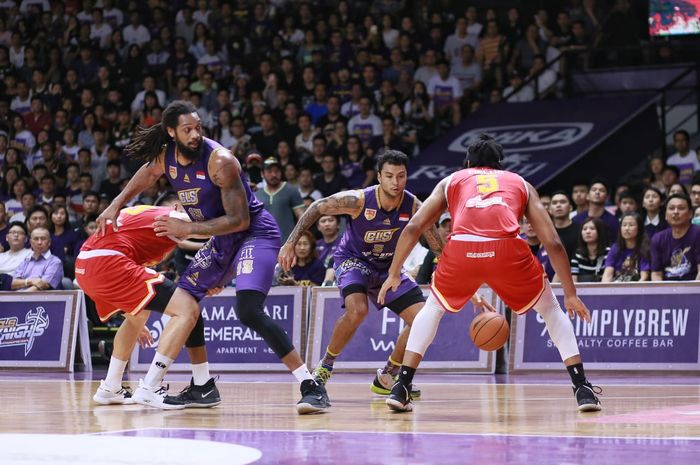 Suasana pertandingan final ABL 2018-2019 antara CLS Knights dan Singapore Slingers di GOR Kertajaya, Surabaya, Jawa Timur, Sabtu (11/5/2019).