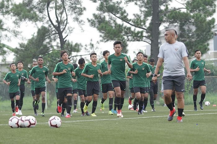 Para peemain Timnas U-16 Indonesia mengikuti pemusatan latihan di National Youth Training Center (NYTC), Sawangan, Depok, Jawa Barat, Senin (13/5/2019), untuk Piala AFF U-16 2019. 