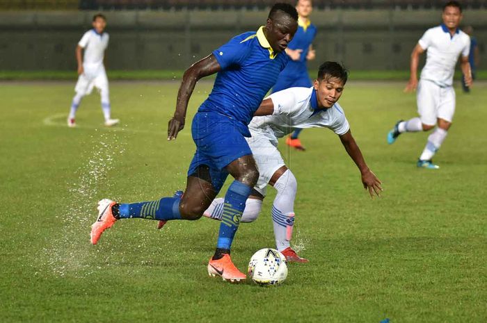 Ezechiel Ndouassel menggiring bola dalam kawalan Indra Mustafa saat gim internal Persib Bandung di Stadion Si Jalak Harupat, Bandung, pada 12 Mei 2019