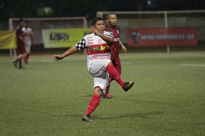 Francis Wewengkang beraksi untuk tim Persija Jakarta pada ajang National Senior League (NSL) di Lapangan Rugby, Gelora Bung Karno, Jakarta, Minggu (13/5/2019).