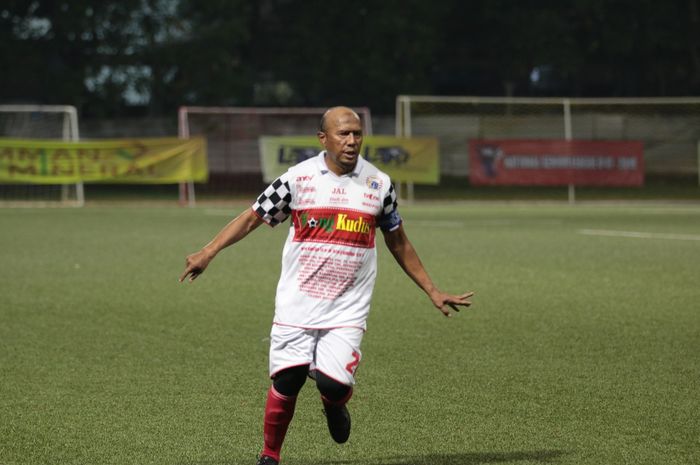 Rahmad Darmawan beraksi untuk tim Persija Jakarta pada ajang National Senior League (NSL) di Lapangan Rugby, Gelora Bung Karno, Jakarta, Minggu (13/5/2019).