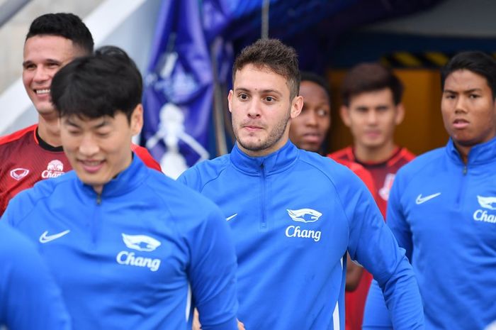 Striker Chonburi FC, Patrick Cruz (tengah) sebelum laga kontra Trat FC pada pekan ke-10 Liga Thailand 1 2019 di Stadion Chonburi pada 11 Mei 2019. 