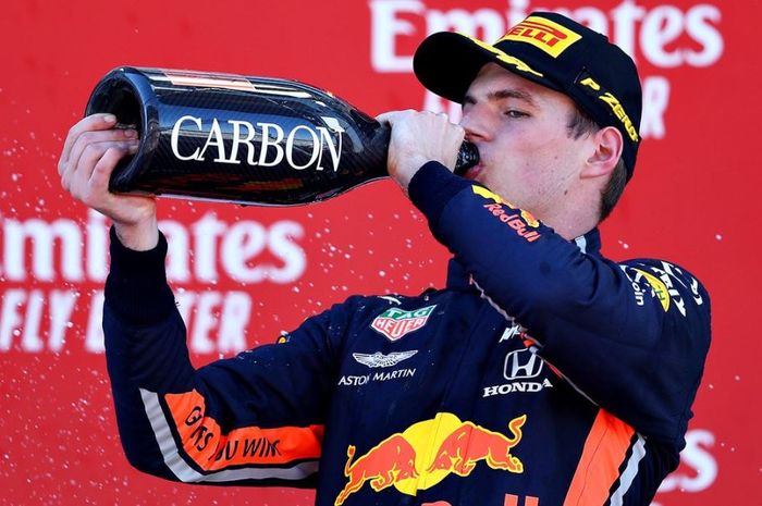 Pembalap Red Bull, Max Verstappen melakukan selebrasi usai melakoni balapan seri F1 Spanyol  2019, Minggu (12/5/2019)
