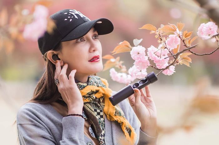 Luna Maya dalam Riasan Overdrawn Lips