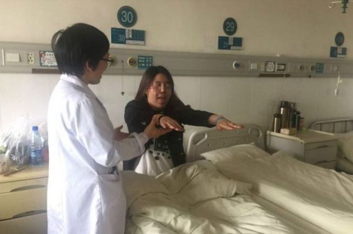 wanita yang gunakan kosmetik abal-abal., nyaris lumpuh