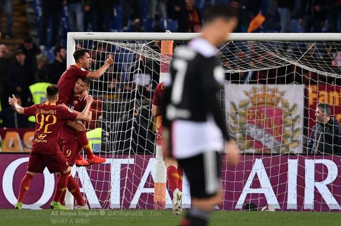 Para pemain AS Roma merayakan gol yang dicetak oleh Edin Dzeko (ketiga dari kiri) dalam laga Liga Italia melawan Juventus di Stadion Olimpico, Minggu (12/5/2019).