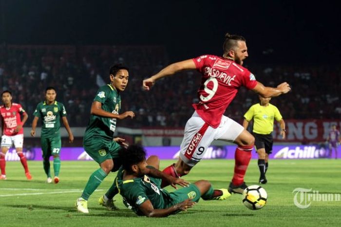 Pemain Bali United, Spasojevic, berebut bola dengan pemain Persebaya Surabaya dalam lanjutan Liga 1 2018 di Stadion Kapten I Wayan Dipta, Bali, pada 18 November 2018.