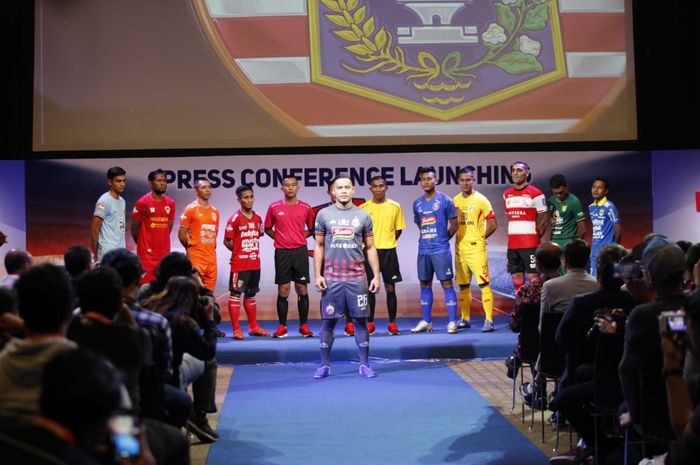 Kiper Persija Jakarta, Andritany Ardhiyasa, memperagakan jersey terbaru Macan Kemayoran untuk Liga 1 2019