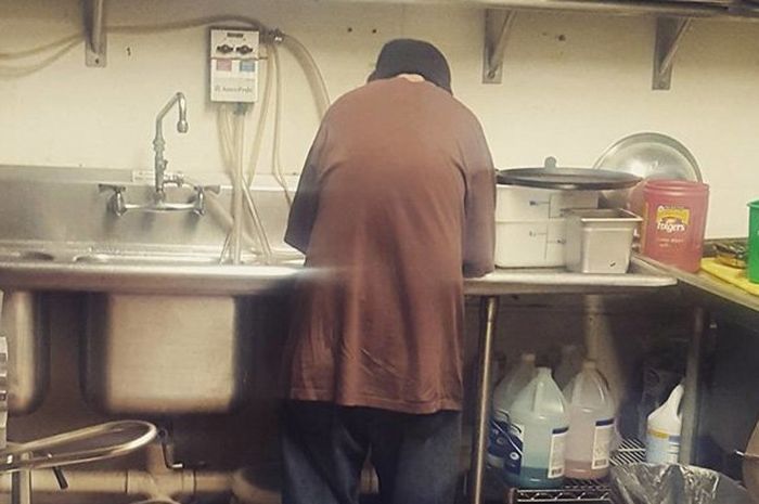 Pemilik Cafe Ini Terkejut Usai Pekerjakan Mantan Penjahat di Cafenya Selama 2 Minggu, Ini yang Terjadi Selanjutnya