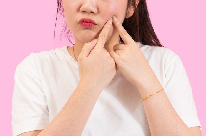 4 Makeup ini Disinyalir Bisa Bikin Wajah Berjerawat, Hindari Agar