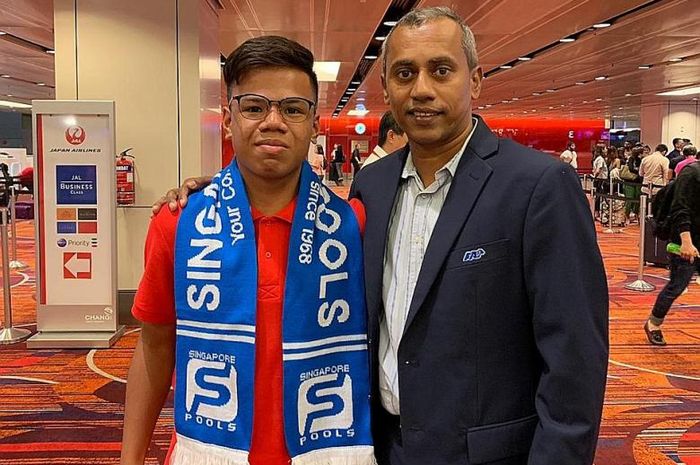 Bek muda Singapura, Nur Adam Abdullah (kiri) bersama Manajer Umum FAS untuk pengembangan pemain muda, S. Varatha Rajan sebelum penerbangan mereka ke Belgia pada 9 Mei 2019.