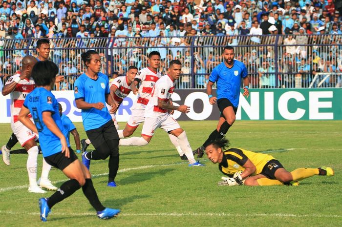 Suasana pertandingan antara Madura United melawan Persela Lamongan pada babak perempat final Piala Presiden 2019.