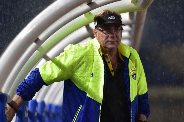 Pelatih Persib Bandung, Robert Rene Alberts, saat memantau latihan anak asuhnya di Stadion Si Jalak Harupat, Bandung.