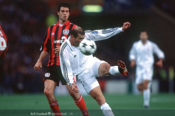Zinedine Zidane mencetak gol tendangan voli untuk Real Madrid pada final Liga Champions musim 2001-2002 melawan Bayer Leverkusen di Hampden Park, Skotlandia, 15 Mei 2002.