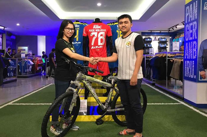 Yoga Gustomi kanan mendapat hadiah sepeda dari Persib Merchandise Store 