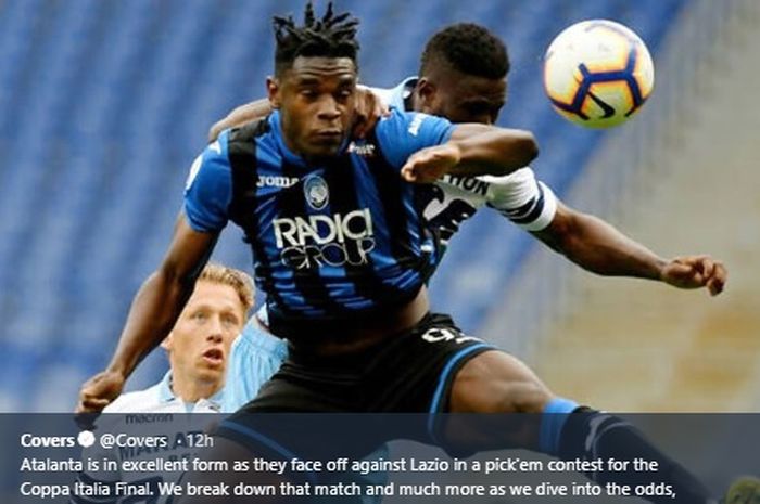 Penyerang Atalanta, Duvan Zapata, berebut bola dengan pemain Lazio dalam duel udara