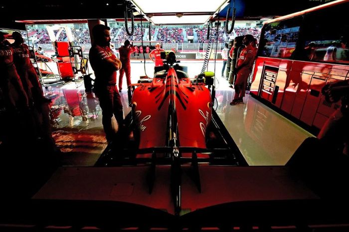 Suasana pitbox tim Ferrari pada seri F1 Spnayol 2019