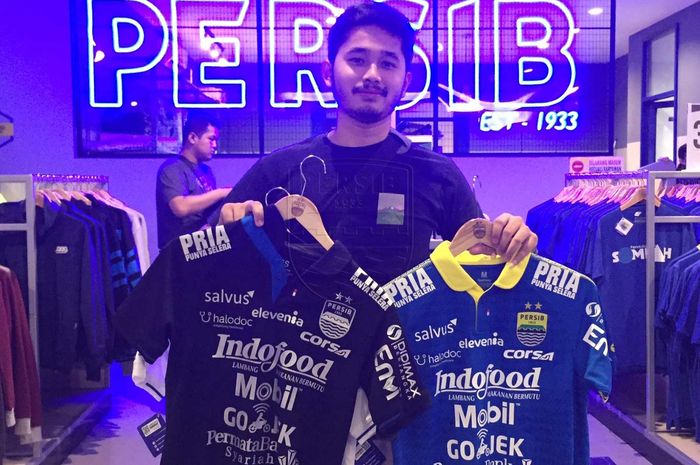Muchtar Ndo, memborong tiga jersey terbaru Persib Bandung musim 2019.