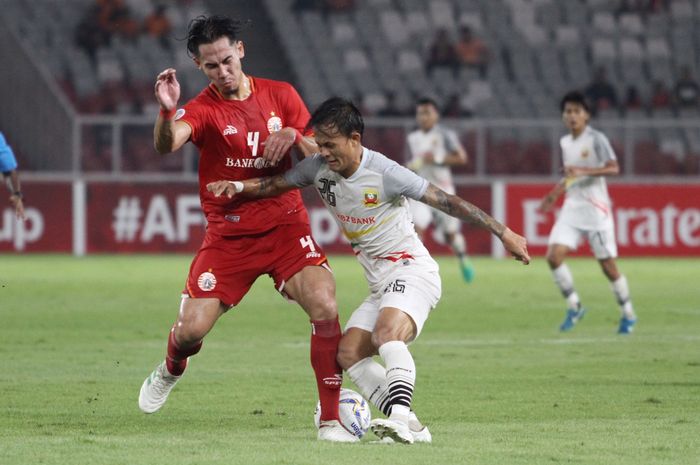 Bek Persija Jakarta, Ryuji Utomo, berduel dengan pemain Shan United, Set Phyo Wai, pada laga Piala AFC 2019, di Stadion Utama Gelora Bung Karno, Rabu (15/5/2019).