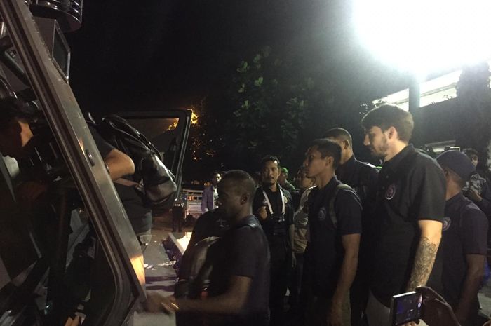 Polisi membantu evakuasi pemain Arema FC setelah laga kontra PSS Sleman.