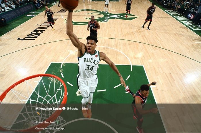 Aksi dunk Giannis Antetokounmpo saat memperkuat Milwaukee Bucks pada partai pertama final wilayah timur NBA 2019, Kamis (16/5/2019) pagi WIB