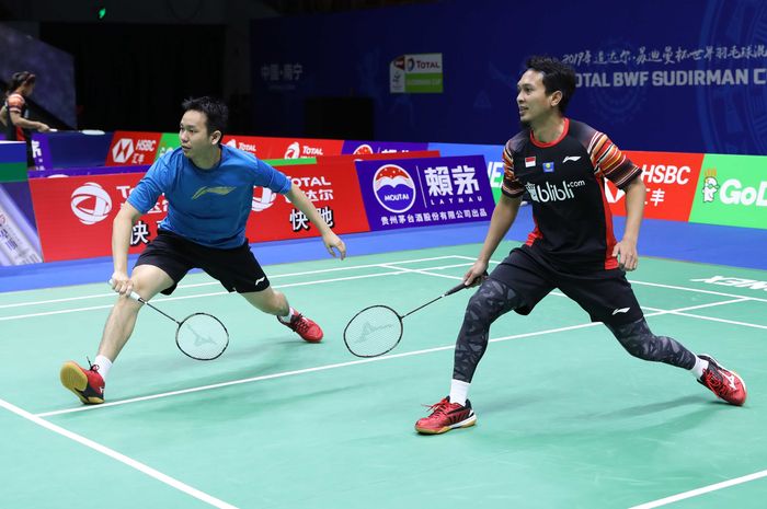 Pasangan ganda putra Indonesia, Mohammad Ahsan/Hendra Setiawan, menjalani sesi latihan di lapangan pertandingan Guangxi Sports Center, Nanning, China, Jumat (17/5/2019).