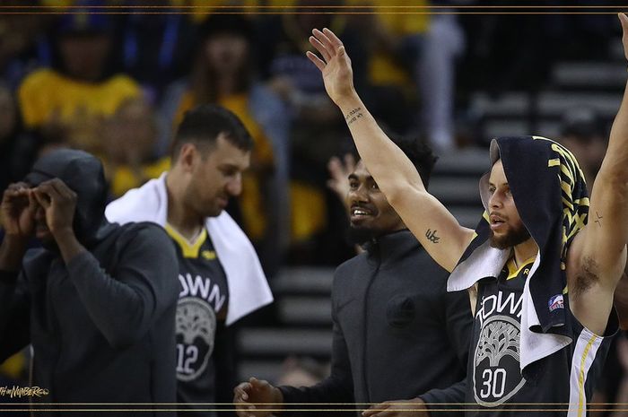 Ekspresi Stephen Curry (kanan) dan bench pemain Golden State Warriors pada laga kedua final wilayah barat NBA, Jumat (17/5/2019) pagi WIB