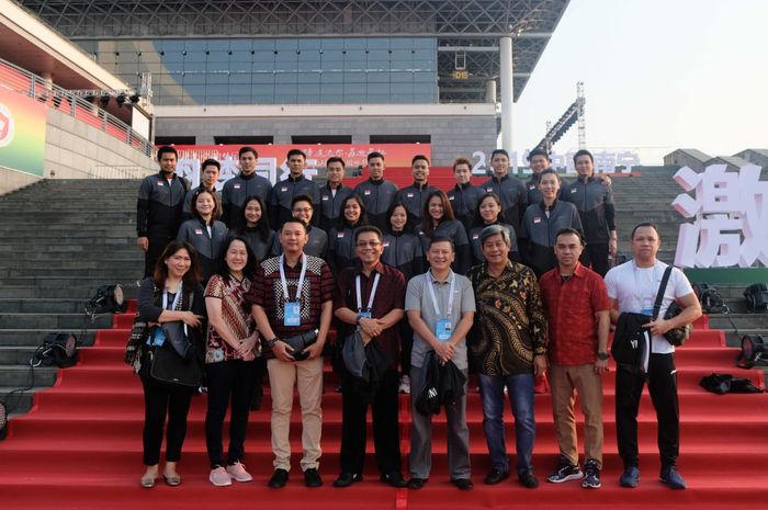 Pemain dan pelatih Indonesia berpose jelang upacara pembukaan Piala Sudirman 2019 di Nanning International Convention Center, Nanning,China, Jumat (17/5/2019). 