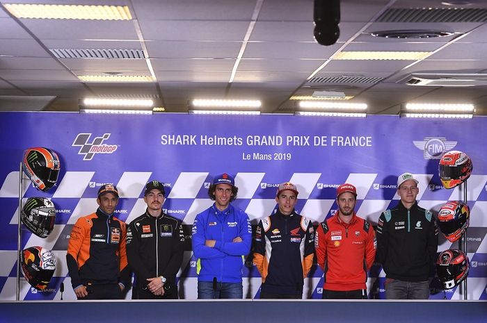 Para pembalap MotoGP berpose dalam konferensi pers menjelang MotoGP Prancis, Kamis (16/5/2019).