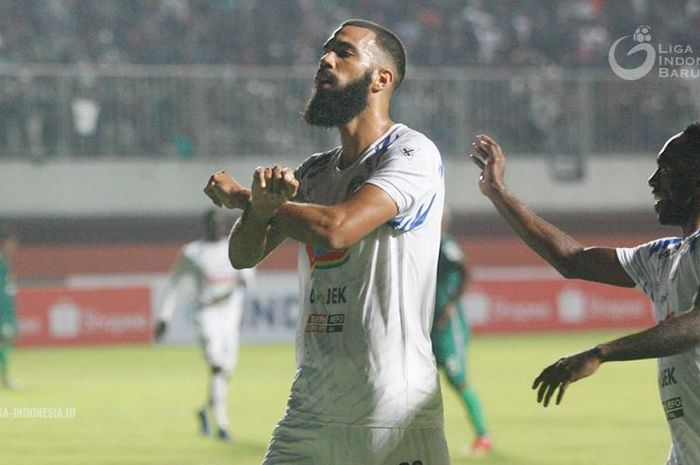 Penyerang Arema FC, Sylvano Comvalius saat merayakan golnya ke gawang PSS Sleman pada laga pembuka Liga 1 2019 di Stadion Maguwoharjo, Sleman, Rabu (15/5/2019).