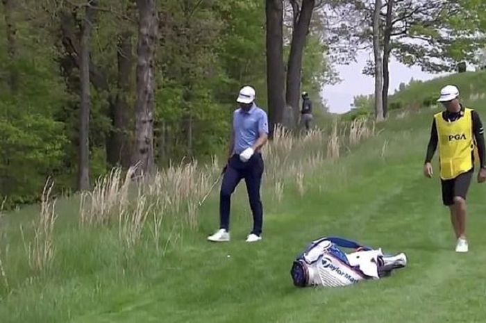 Detik-detik pegolf asal Spanyol, John Rahm kencing saat bertanding di putaran kedua Kejuaraan USPGA di Bethpage, Jumat (17/5/2019).