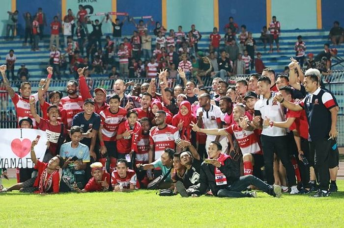 Ofisial Madura United merayakan kemenangan yang diraih saat melawan Persela Lamongan pada pekan pertama Liga 1 2019