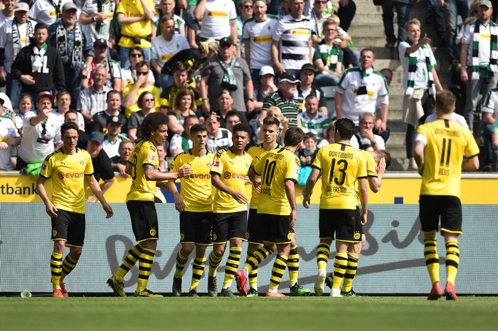 Para pemain Borussia Dortmund merayakan gol Jadon Sancho (tengah) ke gawang Moenchengladbach dalam partai Liga Jerman di Borussia Park, 18 Mei 2019.