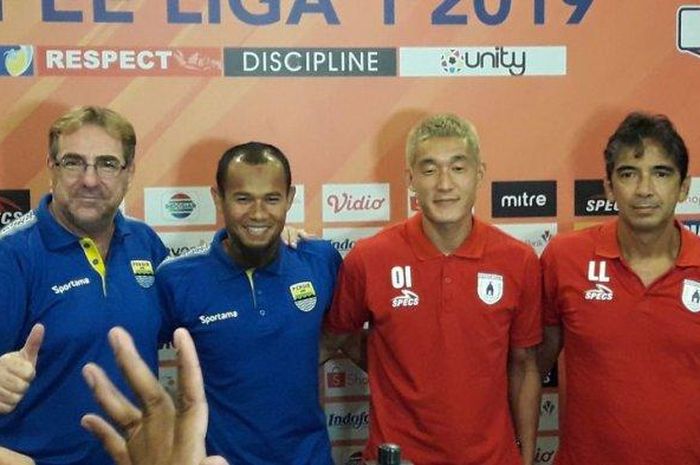 Dari kiri ke kanan: Pelatih Persib Bandung Robert Rene Alberts, Kapten Persib Bandung Supardi Nasir, gelandang Persipura Jayapura Oh In-kyun, dan Pelatih Persipura Jayapura Luciano Leandro pada sesi konferensi pers jelang laga, Jumat (17/5/2019).