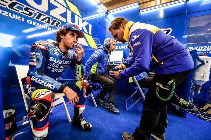 Pembalap tim Suzuki Ecstar, Alex Rins sedang menerima instruksi dari timnya pada sesi kualifikasi MotoGP Prancis 2019, Sabtu (18/5/2019)