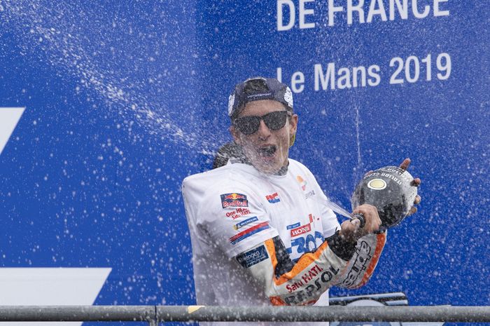 Pembalap Repsol Honda,  Marc Marquez, melakukan selebrasi di Sirkuit Le Mans setelah menjuarai MotoGP Prancis, Minggu (19/5/2019).