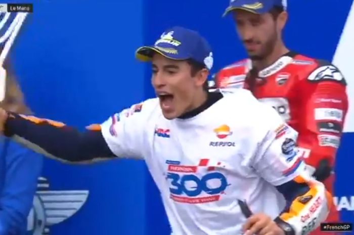 Pembalap Repsol Honda, Marc Marquez, merayakan kemenangan ketiganya pada MotoGP 2019 di Sirkuit Le Mans, Minggu (19/5/2019).