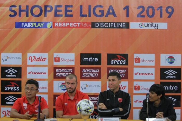 Pelatih PSM Makassar (tengah hitam), Darije Kalezic, dan pemainnya (tengah merah), Wiljan Pluim, menyampaikan komentar saat sesi konferensi pers sebelum pertandingan melawan Semen Padang pada pekan pertama Liga 1 2019.
