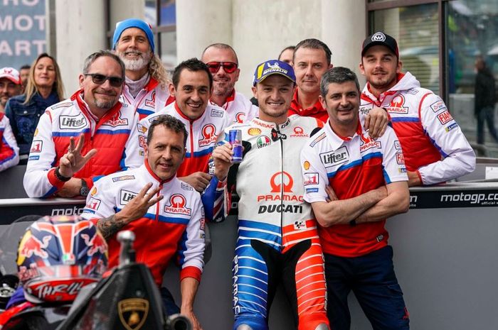 Pembalap Pramac Racing, Jack Miller melakukan selebrasi usai tampil memukau pada babak kualifikasi MotoGP Prancis 2019, Sabtu (18/5/2019)
