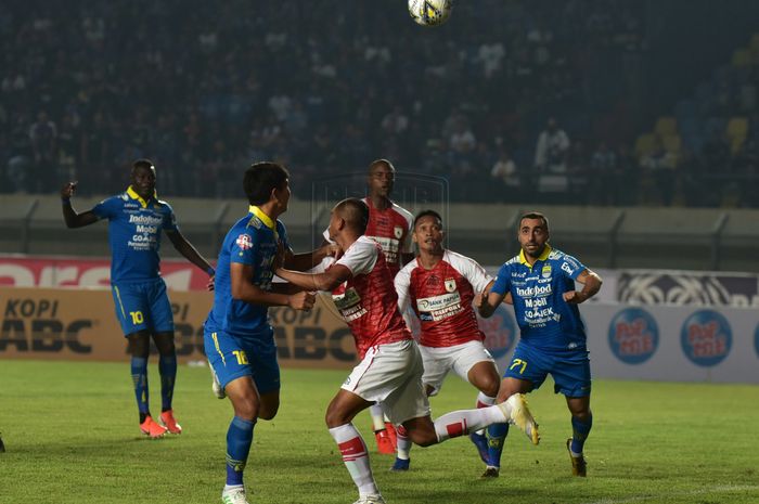 Para pemain Persib Bandung berebut bola dengan pemain Persipura Jayapura pada pekan pertama Liga 1 2019 di Stadion Si Jalak Harupat, Bandung, Sabtu (18/5/2019).