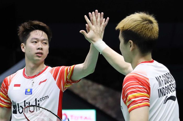 Kevin Sanjaya Sukomuljo (kiri) dan Marcus Fernaldi Gideon tos seusai memenangi pertandingan. Pasangan ganda putra terbaik dunia ini lolos ke semifinal Indonesia Open 2019 dan siap mengulang prestasi tahun lalu.