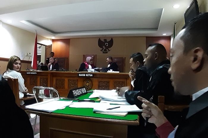 Hilda Vitria Khan di dalam ruang sidang utama Pengadilan Negeri Bekasi, Jawa Barat, Senin (20/5/2019).