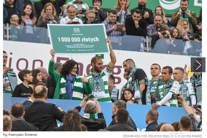 Egy Maulana Vikri di tengah-tengah para pemain Lechia Gdansk lain yang menerima medali perunggu usai Egy Maulana Vikri Cs Tetap Dapat Medali