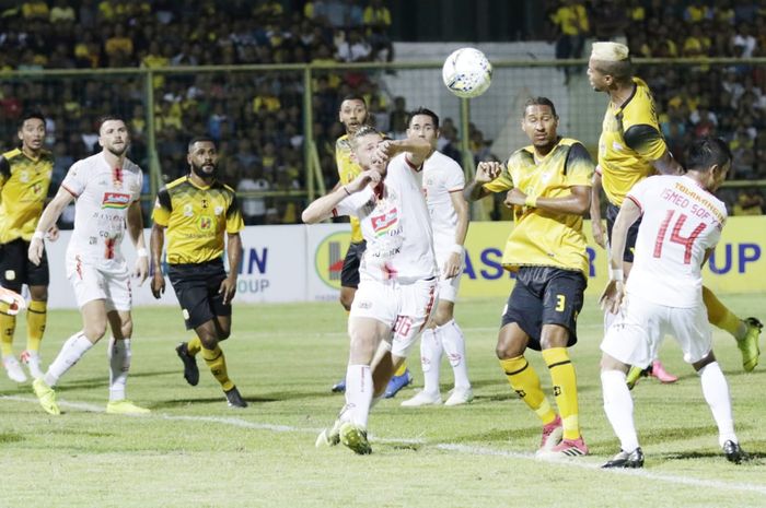 Aksi bek Persija, Steven Paulle (tengah) saat menghalau serangan para pemain Barito Putera pada laga pekan pertama Liga 1 2019 di Stadion 17 Mei, Banjarmasin, 20 Mei 2019. 