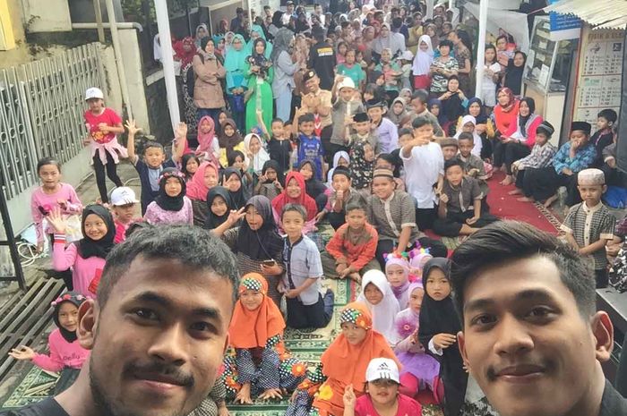 Dua pemain muda Persib Bandung, Muhammad Aqil Savik dan Indra Mustafa mengunjungi panti asuhan, Minggu (19/5/2019).