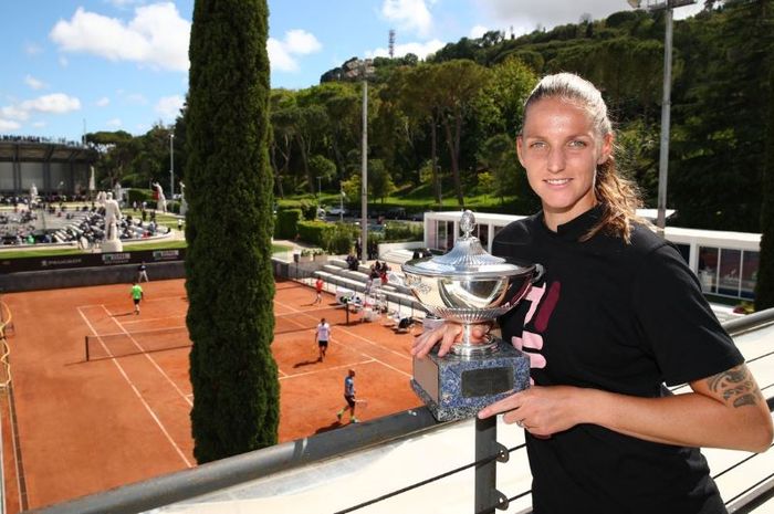 Petenis asal Republik Ceska, Karolina Pliskova berpose usai menangi Rome Masters 2019, Minggu (19/5/2019)